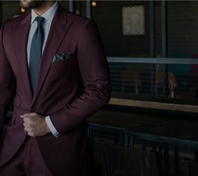 costume-bordeau-modele homme costume bordeaux assis