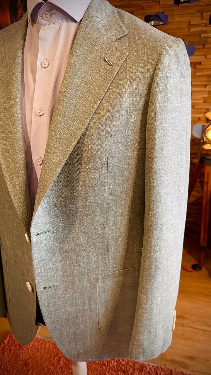 video_1_01_costume_beige