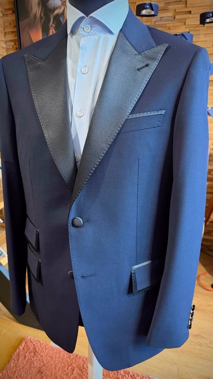 video_1_08_costume_bleu_revers_noirs