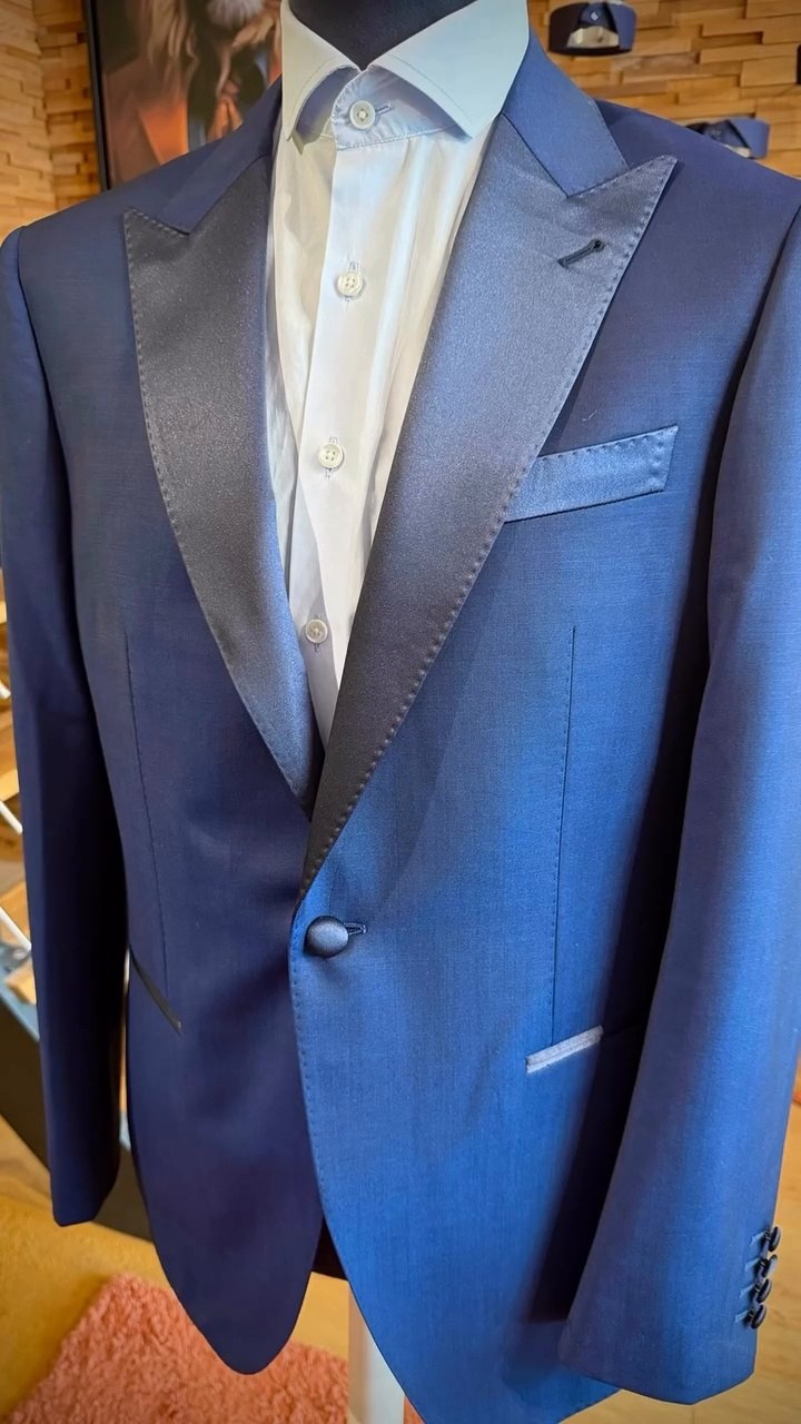 video_1_11_costume_bleu_fonce