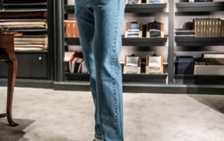 02-jean-bleu-porte